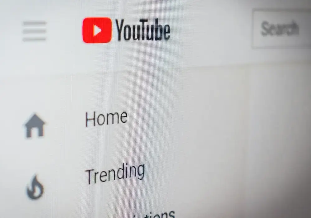 Jak pobrać film z YouTube bez programu? Legalne sposoby