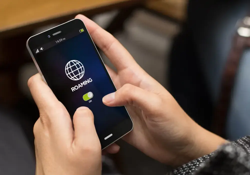 Roaming na Androidzie i iPhonie - jak go włączyć i nie przepłacić