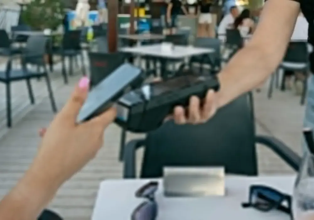 BLIK za granicą - Gdzie działa i jak płacić telefonem?