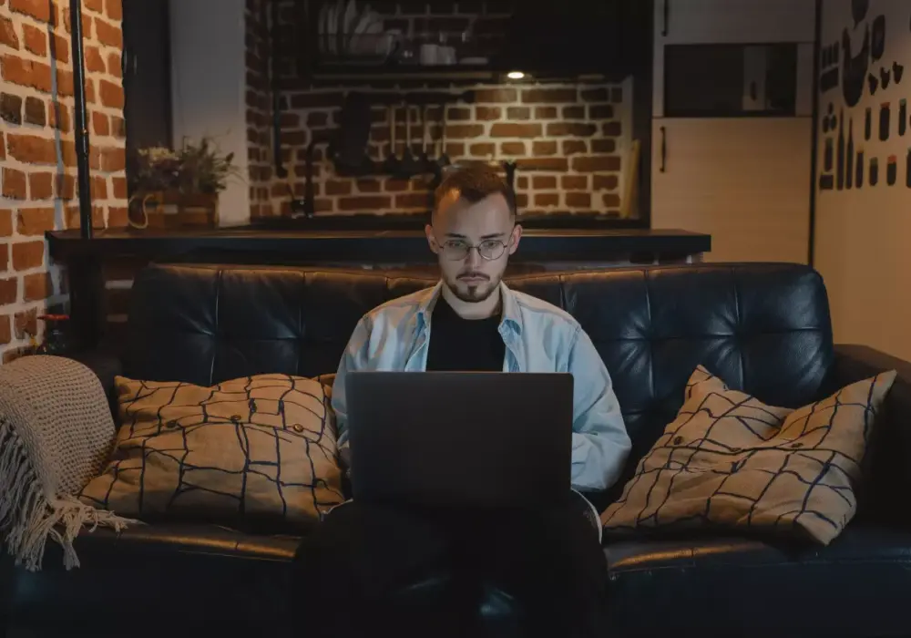 Jak zarabiać na sztucznej inteligencji: sprawdzone metody i narzędzia