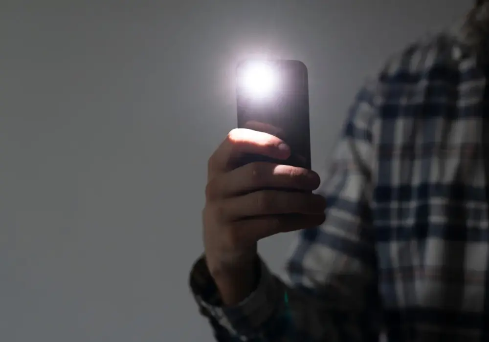 Latarka w telefonie - jak włączyć, naprawić i używać mądrze?