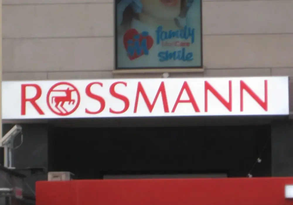 Czy Rossmann przyjmuje BLIK? Sprawdź, jak płacić w drogerii bez problemów