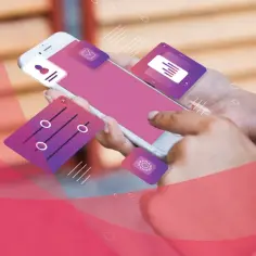 Dłonie trzymają smartfon, na ekranie którego wyświetla się interfejs aplikacji. Wokół telefonu unoszą się graficzne ikony, sugerujące funkcje takie jak ustawienia, profil użytkownika i wykresy. To nowoczesna wiadomość RCS.