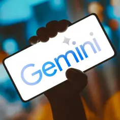 Dłoń trzyma smartfon z logo Gemini. Aplikacja Gemini otwiera nowe możliwości.