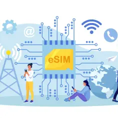 eSIM ułatwia podróżowanie i zapewnia **internet za granicą**. Ludzie korzystają z telefonów przy wieży telekomunikacyjnej, globusie i symbolach sieci.