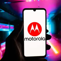 Dłoń trzyma smartfon z logo Motorola. Chcesz wiedzieć, jak wyłączyć telefon Motorola?