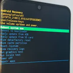 Ekran Android Recovery z opcją "Wipe data/factory reset" do przywrócenia ustawień fabrycznych.