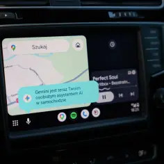 Nowa aktualizacja android auto z Gemini jako asystentem AI w samochodzie. Widok nawigacji i odtwarzacza muzyki.