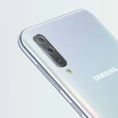 Biały Samsung Galaxy A50 z potrójnym aparatem. Sprawdź aktualną samsung galaxy a50 cena.
