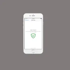 Telefon z aplikacją Adguard, która jest adblockiem. Widoczny ekran powitalny z zieloną tarczą i zaznaczeniem.