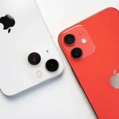 Dwa iPhone'y: biały i czerwony. Zastanawiasz się, iphone 12 do kiedy wsparcie?