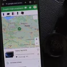 Na ekranie telefonu widzimy mapę Polski z zaznaczoną lokalizacją. Obok leży smartwatch. Użyj funkcji "Znajdź mój telefon Google", by zlokalizować zgubione urządzenie.