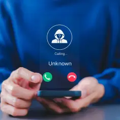 Odbierasz telefon od nieznanego numeru. Na ekranie telefonu widnieje ikona z pytajnikiem i napis "Unknown".