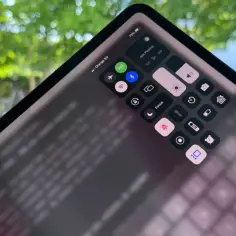 Tablet z włączonym centrum sterowania, widoczny sygnał Orange 5G. Dowiedz się, cellular co to znaczy dla Twojego połączenia.