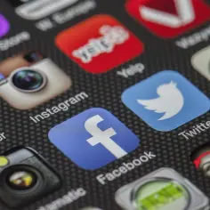 Ikony w telefonie: Facebook, Instagram, Twitter, iTunes Store, Yelp. Poznaj znaczenie popularnych ikon aplikacji.