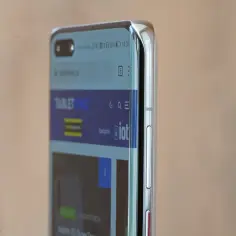 Szukasz informacji, jak sprawdzić czy telefon jest na raty? Na ekranie smartfona widać stronę z artykułem.