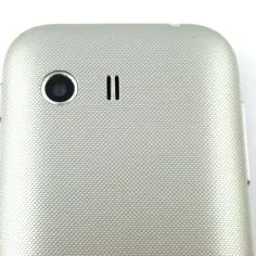 Tył srebrnego telefonu Samsung Galaxy Y z widocznym aparatem i głośnikiem.