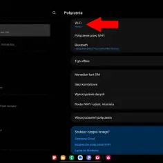 Czerwona strzałka wskazuje na opcję "Wi-Fi" w menu ustawień telefonu.