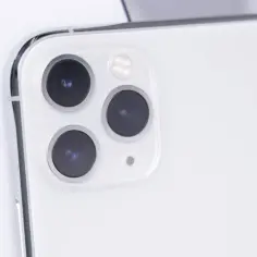 Biały telefon z potrójnym aparatem. Dowiedz się, jak wyczyścić telefon, aby był jak nowy.