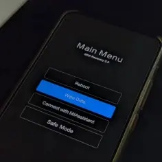Ekran telefonu Xiaomi z menu odzyskiwania MIUI. Wybrano opcję "Wipe Data", która jest podświetlona na niebiesko. To może być krok przed wejściem w tryb fastboot.