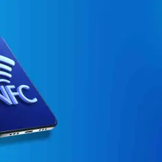 Smartfon z widocznym symbolem NFC, gotowy do płatności zbliżeniowych.