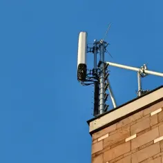 Antena na dachu budynku, zapewniająca najlepszy internet mobilny.