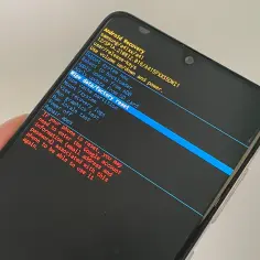Ekran telefonu Samsung z menu Android Recovery, opcja "Wipe data/factory reset" podświetlona na niebiesko.