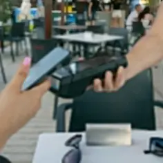 Płatność telefonem w restauracji. Blik jest dostępny w Polsce i kilku innych krajach Europy.