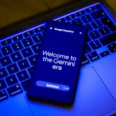 Telefon z napisem "Welcome to the Gemini era" leży na podświetlanej klawiaturze laptopa. To zapowiedź nowej ery sztucznej inteligencji, jakiej może dokonać bard.