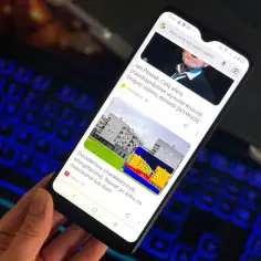 Smartfon wyświetla artykuły z Google Discover: wywiad z Janem Peszekiem i informacje o świadectwach energetycznych.
