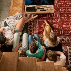 Grupa przyjaciół ogląda film. Czy 10 GB internetu to dużo na taki wieczór?