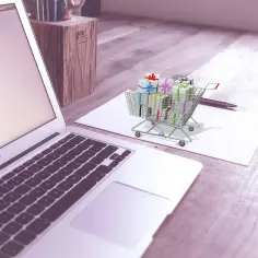Laptop z wózkiem pełnym prezentów. Czy to ghost commerce?