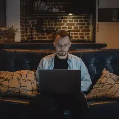 Jak zarabiać na sztucznej inteligencji: sprawdzone metody i narzędzia