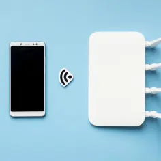 Smartfon i router Wi-Fi obok symbolu sieci. Czy to hotspot? Tak, to połączenie urządzeń do bezprzewodowego internetu.