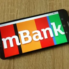 Smartfon z logo mBank. Dowiedz się, jak aktywować aplikację mBank na nowym telefonie, by mieć dostęp do swoich finansów.