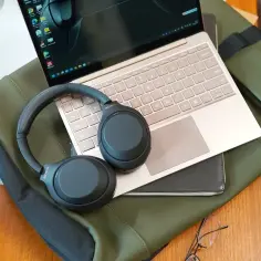 Słuchawki Sony na laptopie, gotowe do połączenia z telefonem. Jak sparować słuchawki z telefonem? To proste!