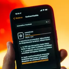 Na ekranie iPhone'a widać ekran aktualizacji oprogramowania, gdzie trwa automatyczna aktualizacja oprogramowania watchOS 8.6.