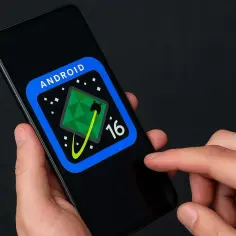 Na ekranie smartfona widnieje logo Android 16, symbolizujące najnowszy android.