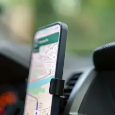 Telefon z mapą na ekranie, zamontowany w samochodzie. To najlepsza nawigacja na telefon za darmo, która ułatwi każdą podróż.