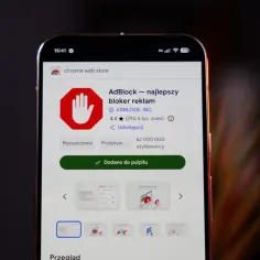 Ekran smartfona z aplikacją AdBlock w sklepie Chrome Web Store.
