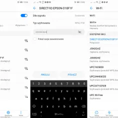 Ekran telefonu pokazuje kroki, jak połączyć drukarkę HP z telefonem przez Bluetooth, wybierając sieć Wi-Fi i wpisując hasło.