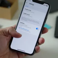 Dłoń trzyma smartfon z włączonymi ustawieniami VoLTE.