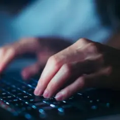 Czym jest generatywna sztuczna inteligencja i jak wpływa na świat?