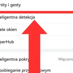 Print screen z ustawień telefonu: "Skróty i gesty" zaznaczone na czerwono, pod nim "Inteligentna detekcja". Czerwona strzałka wskazuje na tę opcję.