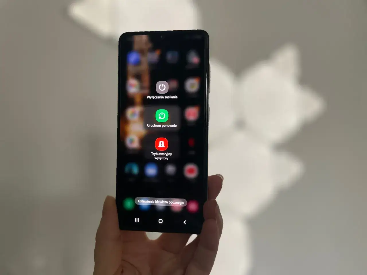 Zapomniałeś kodu do Samsunga? Ten ekran pokazuje opcje wyłączenia, restartu i trybu awaryjnego, które mogą pomóc w sytuacji, jak odblokowac telefon samsung gdy zapomni sie kodu.