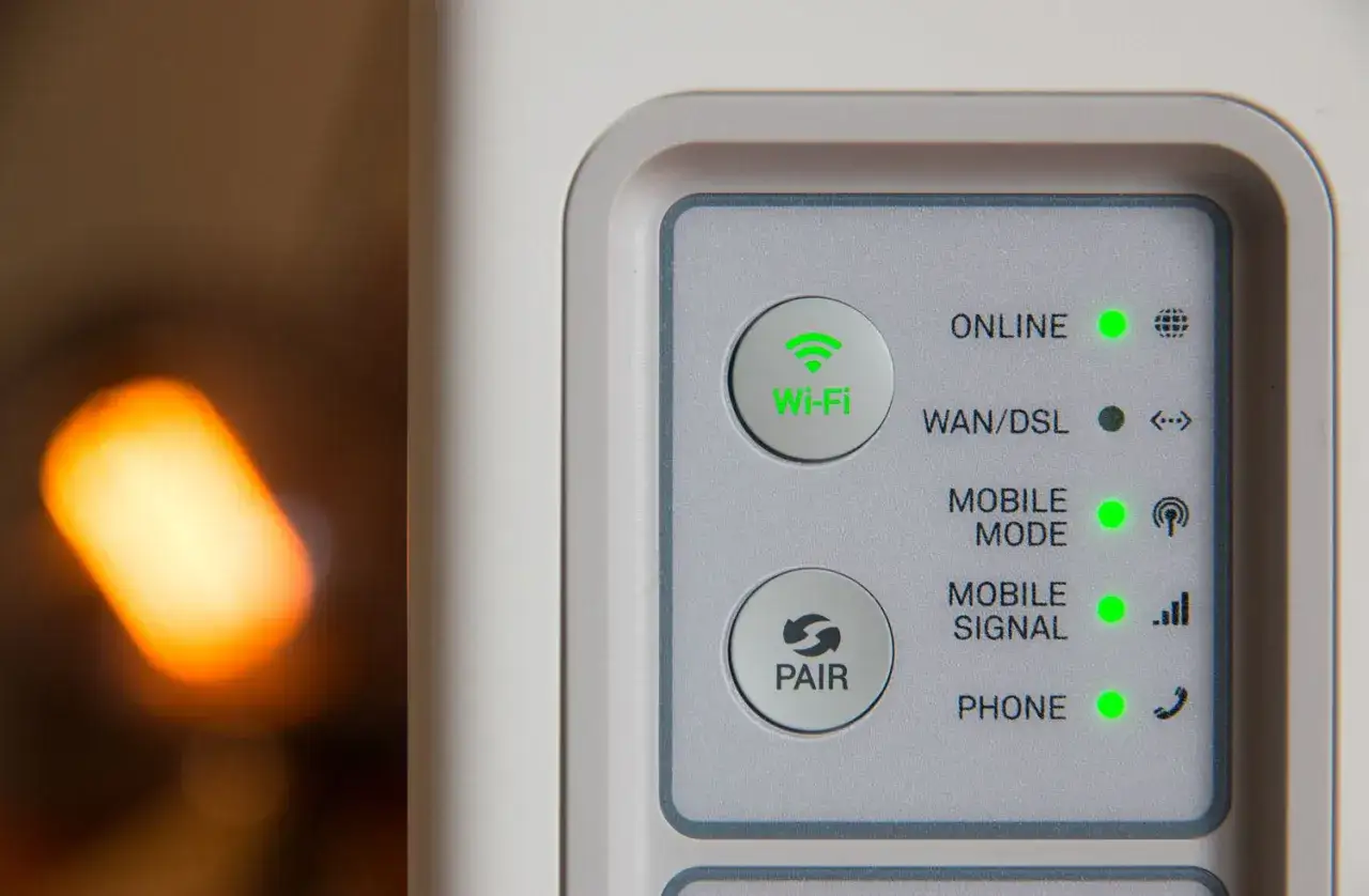 Router z zielonymi diodami: ONLINE, MOBILE MODE, MOBILE SIGNAL, PHONE. Przycisk Wi-Fi i PAIR. WPS co to? To łatwe parowanie urządzeń.
