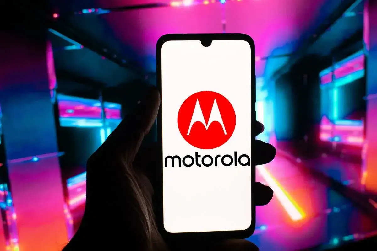 Dłoń trzyma smartfon Motorola z logo. Chcesz wiedzieć, jak wyłączyć telefon Motorola?