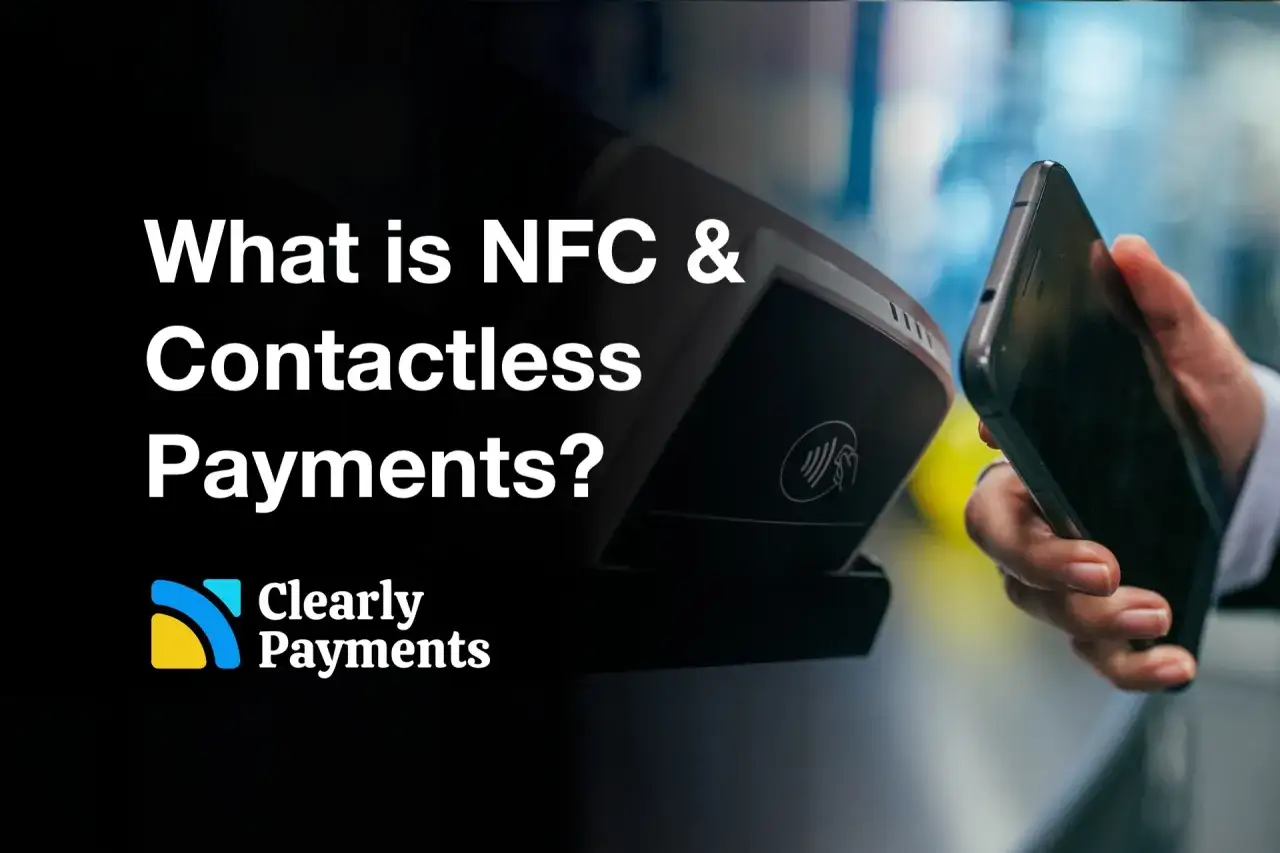 Dłoń zbliża telefon do terminala płatniczego. Wyjaśnienie, nfc co to jest i jak działają płatności zbliżeniowe.