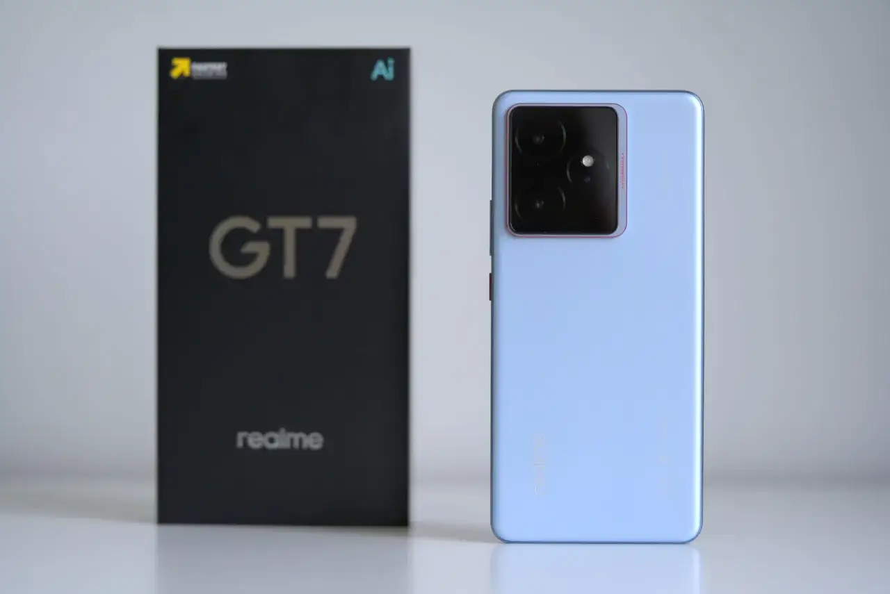Jasnoniebieski Realme GT7 obok czarnego pudełka. Szukasz jaki telefon do 3000? Ten model może być odpowiedzią.
