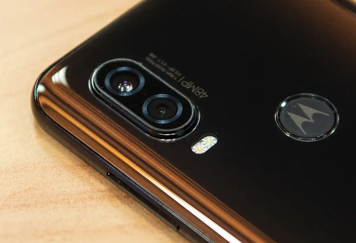 Tył telefonu Motorola One Vision z podwójnym aparatem 48MP i logo marki.